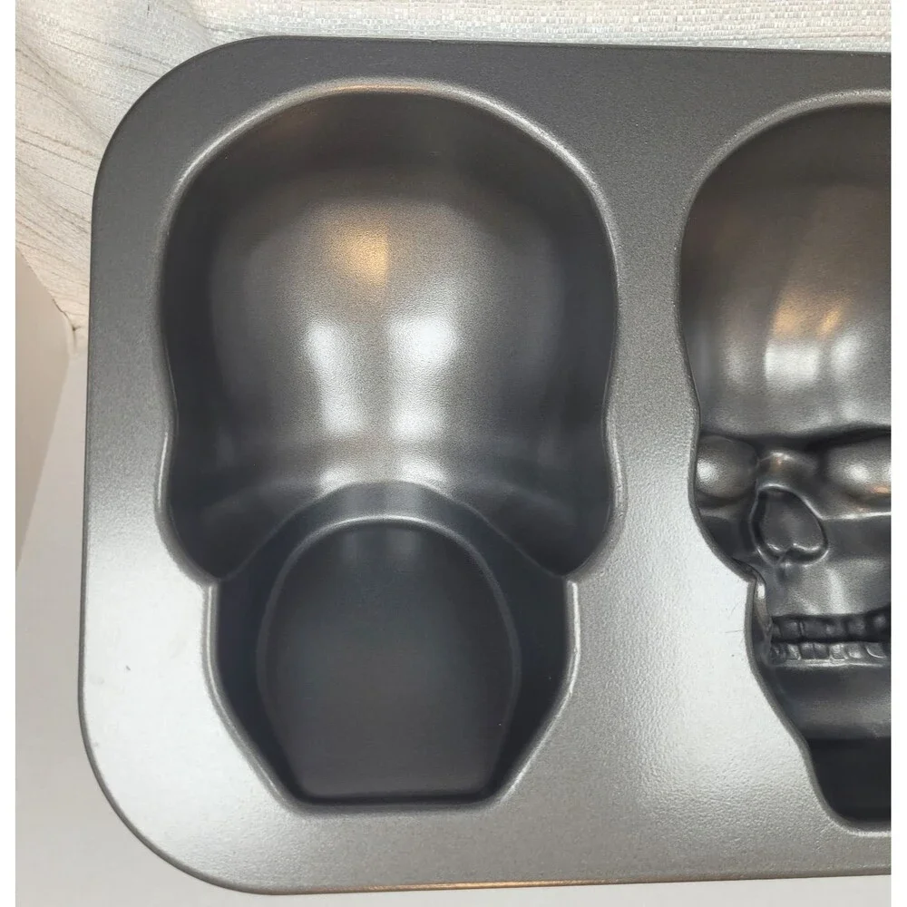 Nordic Ware 3D Skull Cake Pan Mold 9 Cups/2.1 Liters Halloween Spooky Baking New